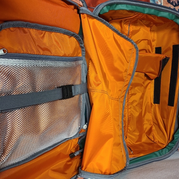 Stylish Limited Edition Emerald Travel Bag - Picture 10 of 11